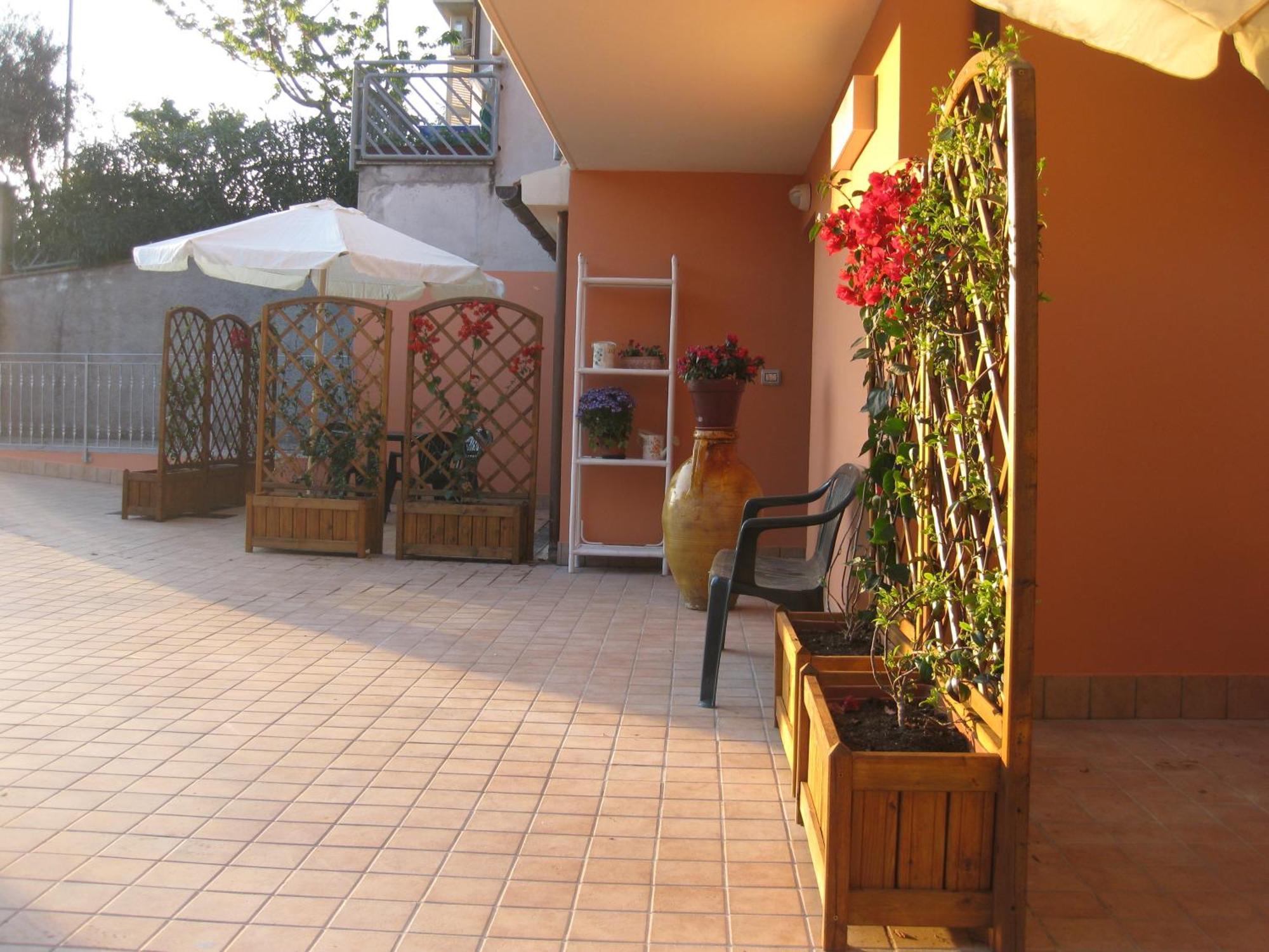 A Due Passi Dal Mare B&B Нумана Екстериор снимка