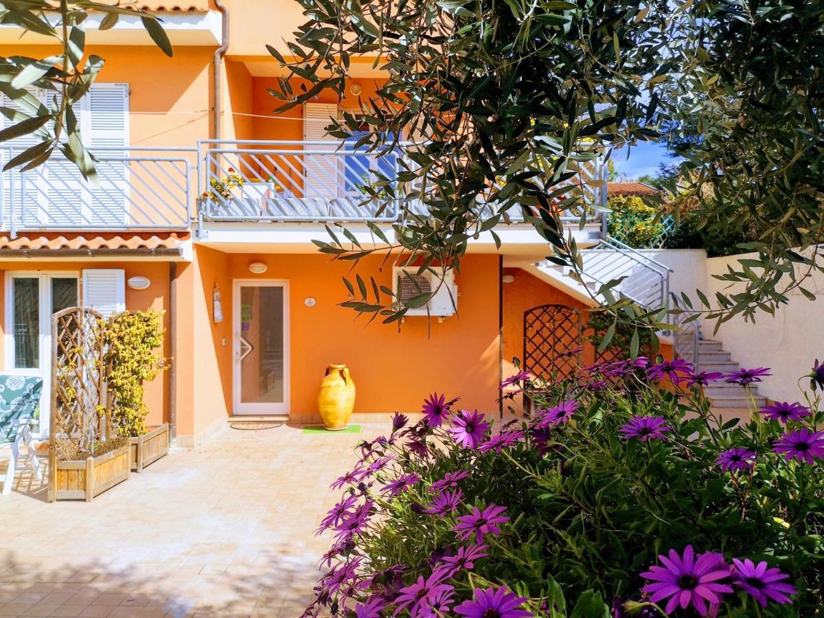 A Due Passi Dal Mare B&B Нумана Екстериор снимка
