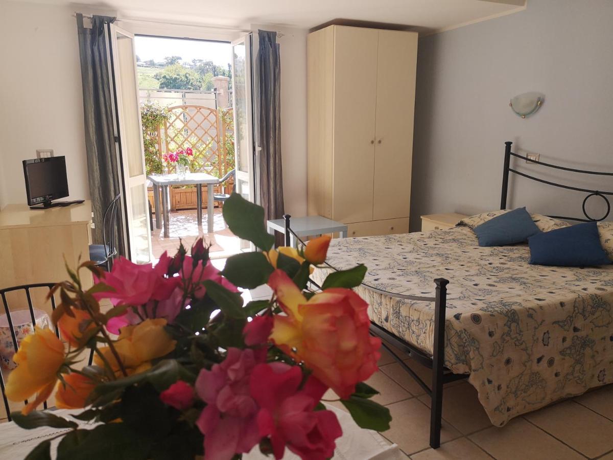 A Due Passi Dal Mare B&B Нумана Екстериор снимка