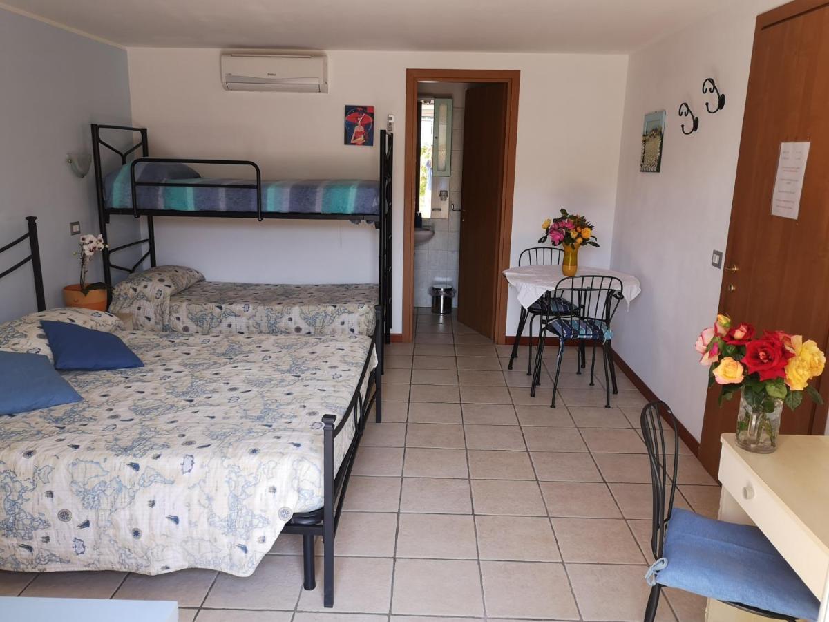 A Due Passi Dal Mare B&B Нумана Екстериор снимка