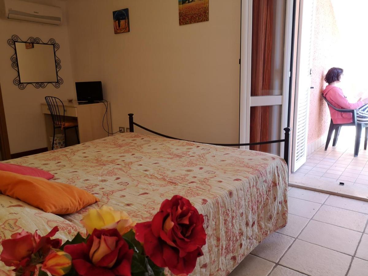 A Due Passi Dal Mare B&B Нумана Екстериор снимка