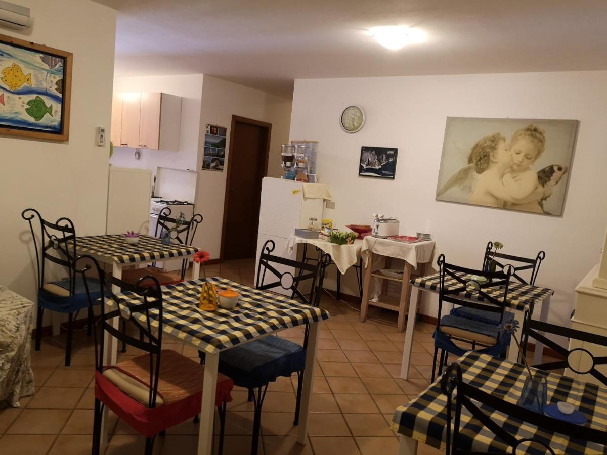 A Due Passi Dal Mare B&B Нумана Екстериор снимка