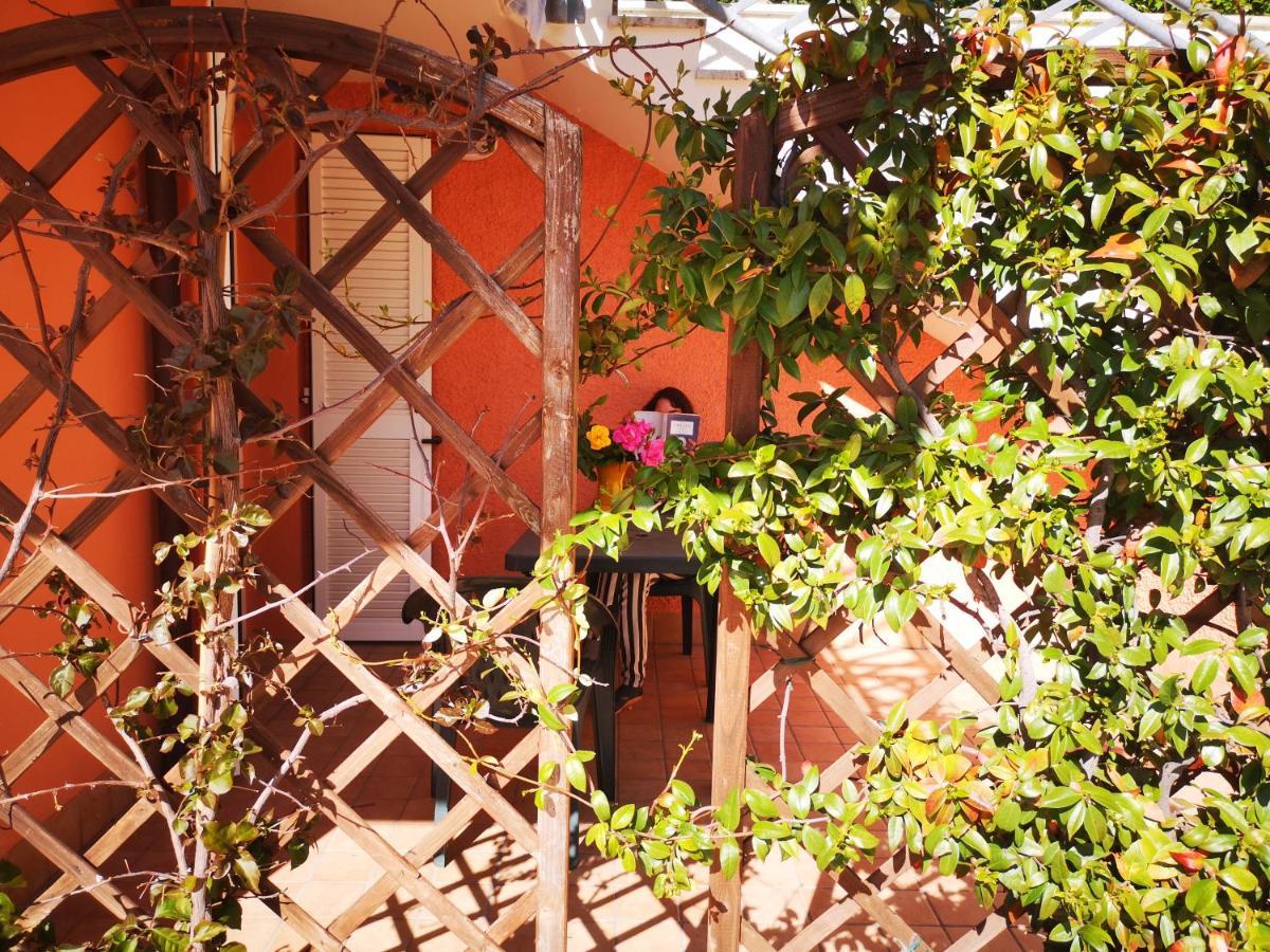 A Due Passi Dal Mare B&B Нумана Екстериор снимка